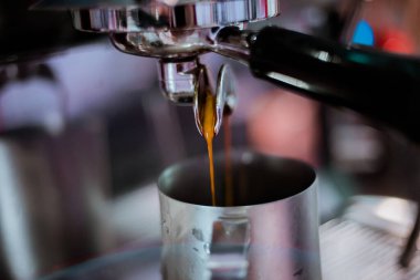 Kahve makinesinden dökülen espresso yakın plan. Profesyonel kahve demleme. Odaklanma.