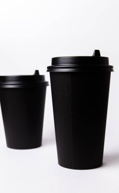 beyaz arkaplanda izole edilmiş kağıt bardaklar.