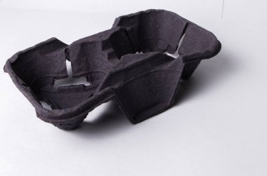 Kağıt bardak tutacağı beyaz arkaplanda izole edildi.