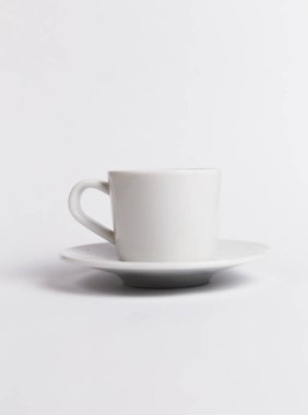 Boş kahve fincanı ya da beyaz arka planda izole edilmiş kahve fincanı.