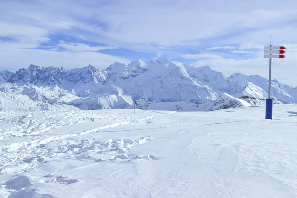 雪の山のトップ パノラマ スキーやスノーボード グランド中央山塊のフランスのリゾート地の斜面 — ストック写真