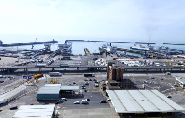 Port of Dover Dock meşgul. Otomobil ve kamyon atılmak için queuing kargo ile kanal geçiş için feribot .