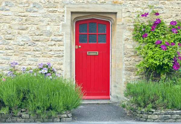 Leuchtend Rote Holztüren Einem Alten Englischen Steinhaus Umgeben Von Rosa — Stockfoto