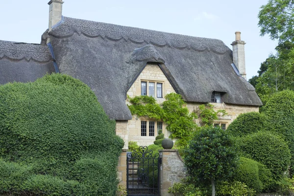 Charming Thatched Roof English Cottage Rural Cotswold Countryside Wisteria Wall — Stock Photo, Image