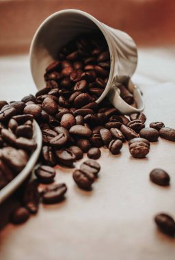 Kahve çekirdekleri beyaz bardakta.
