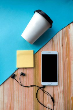 natürmort, iş, kırtasiye veya eğitim konsepti: boş sayfaları ve bir fincan kahveyle en iyi görüntü, ahşap ve mavi arka planda bulunan bardaklar, eklenmeye veya taklit edilmeye hazır