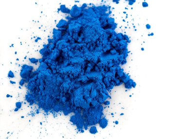 Mavi pigmentin yakın görüntüsü. Pigment tozu detayı. Beyaz arka planda tozlar. Soyut arkaplan.