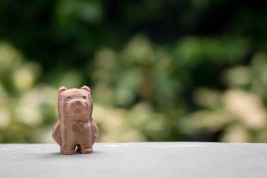 Fotokopi alanı olan sevimli oyuncak ayı modeli. 3D yazıcıdan yaratıldı. Bir masaya yerleştirilmiş ve yeşil doğal bir geçmişi var..