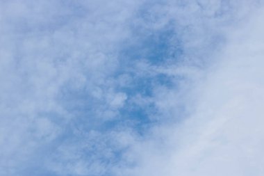 Pofuduk beyaz bulutlu parlak mavi gökyüzü. Açılış günü ve iyi hava. Mavi gökyüzü arkaplanı.