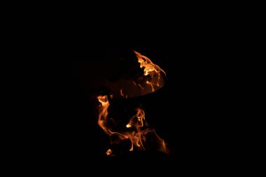 Kavrulmuş kaju tavasındaki ateşten çıkan kırmızı turuncu alev.