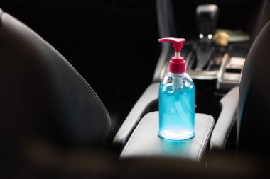Arabaya yerleştirilmiş mavi alkol jeli şişesi. El yıkama için Anti-virüs, anti-bakteri ve anti-virüs Covid-19. Boşluğu kopyala.