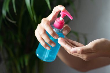 Kadın el presi şişesi ve alkol bazlı sterilizasyon. Beyaz ve yeşil duvar temizleyicisi. Alkol, anti-virüs ve antivirüs Covid-19. Dezenfeksiyon konsepti. Sıkışmış sıvı sabun. 3d illüstrasyon. Odak seç.