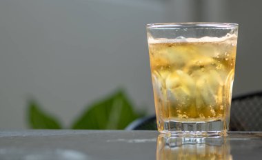 Gri arka planda cam bira ve fotokopi alanı. ve sağdaki yazı için boşluk. Evde kal..