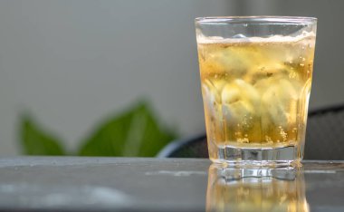 Gri arka planda cam bira ve fotokopi alanı. ve sağdaki yazı için boşluk. Evde kal..