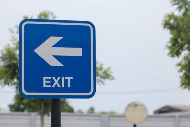 Mavi Çıkış tabelası, Metal Çıkış tabelası, Daire 'de park çıkışı. Sembol. kopyalama alanı. seçici odak noktası. Beyaz arkaplan