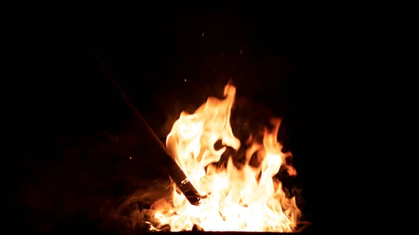 鍋焼きカシューナッツの火からの赤オレンジ色の炎 — ストック写真