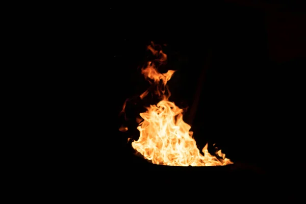 对背景图像进行解调和模糊处理 火把上烤着的火把上的红色橙色火焰 — 图库照片