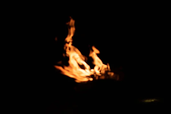 对背景图像进行解调和模糊处理 火把上烤着的火把上的红色橙色火焰 — 图库照片