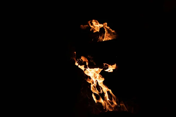 Kavrulmuş Kaju Tavasındaki Ateşten Çıkan Kırmızı Turuncu Alev — Stok fotoğraf