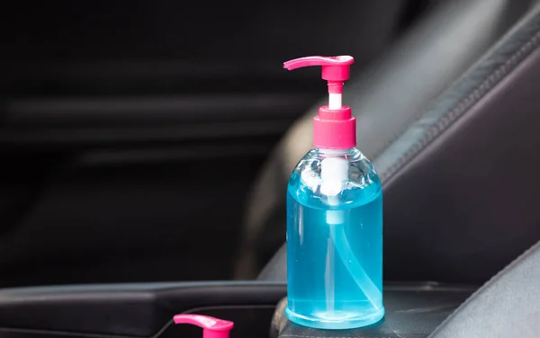 Arabaya Yerleştirilmiş Mavi Alkol Jeli Şişesi Yıkama Için Virüs Bakteri — Stok fotoğraf