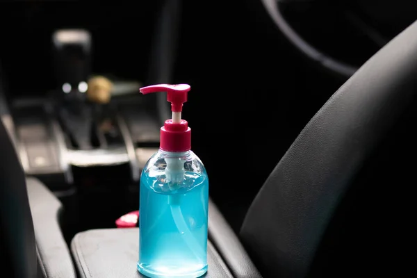 ブルーアルコールゲルボトル車の中に配置されます 手を洗うための抗ウイルスおよび抗細菌および抗ウイルスCovid コピースペース — ストック写真