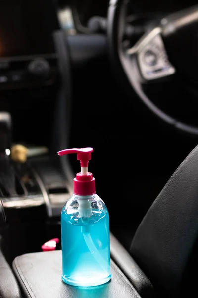 ブルーアルコールゲルボトル車の中に配置されます 手を洗うための抗ウイルスおよび抗細菌および抗ウイルスCovid コピースペース — ストック写真