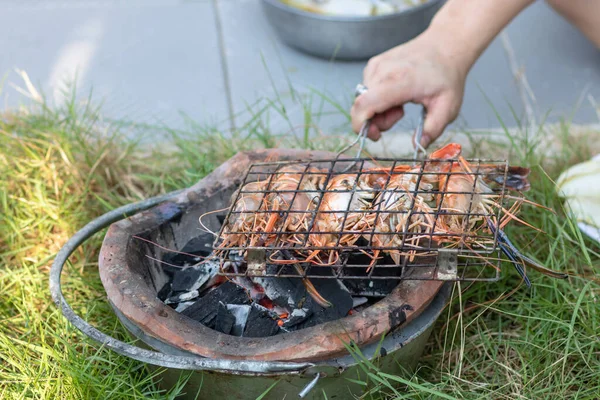 Świeża Krewetka Rzeczna Grillowana Piecu Węglowym Lokalne Jedzenie Gotowanie Domu — Zdjęcie stockowe