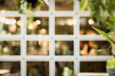Arka plan için soyut bulanık restoran ve kafenin içi. Modern restoran tarzında soyut odaklanmış bokeh. Kahve dükkanının penceresinden..