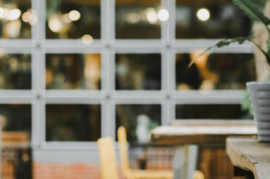 Arka plan için soyut bulanık restoran ve kafenin içi. Modern restoran tarzında soyut odaklanmış bokeh. Kahve dükkanının penceresinden..