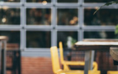 Arka plan için soyut bulanık restoran ve kafenin içi. Modern restoran tarzında soyut odaklanmış bokeh. Kahve dükkanının penceresinden..