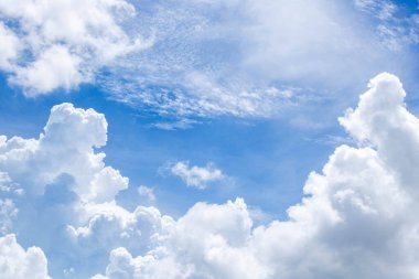 Pofuduk beyaz bulutlu parlak mavi gökyüzü. Açılış günü ve iyi hava. Mavi gökyüzü arkaplanı.