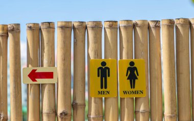 Erkekler ve kadınlar tuvalet işaretleri, tuvalet işaretleri. Tuvalet işaretleri ve ikonlar. Doğal arka plan. Bambu dokumak.