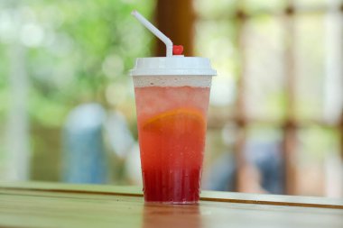 Üstünde taze pembe limonata ve ahududu süslenmiş tatlı suyla buz. Kahverengi arka plan. Şeker yazı. Boşluğu kopyala.