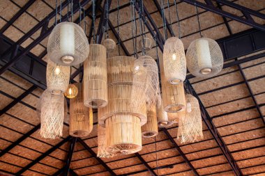 Birçok yerel tavan lambası. Vintage Style Design. Asılan lambanın içi aydınlık, örgü kaplı tavan lambası ahşap el sanatlarıyla gelen ahşap lambalar..