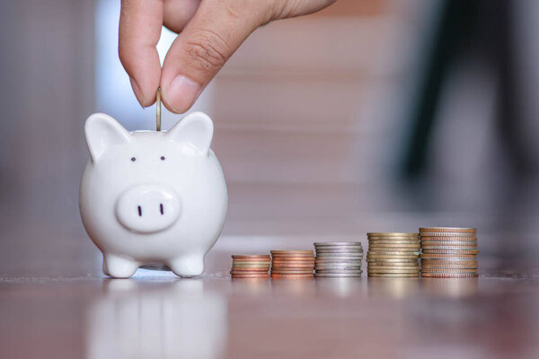 Человек держит копилку, сбережения на будущую инвестиционную концепцию
.