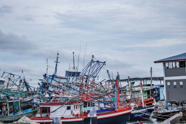 Chon buri, THAILAND-HAZİRAN 9.2020: Tayland 'daki Laemchabang Limanı' nda balıkçı teknesi ve balıkçı teknesi. Tahta tekneler. Eski gemi demirli..