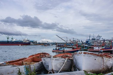 Chon buri, THAILAND-HAZİRAN 9.2020: Tayland 'daki Laemchabang Limanı' nda balıkçı teknesi ve balıkçı teknesi. Tahta tekneler. Eski gemi demirli..