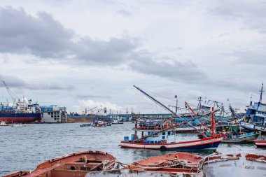Chon buri, THAILAND-HAZİRAN 9.2020: Tayland 'daki Laemchabang Limanı' nda balıkçı teknesi ve balıkçı teknesi. Tahta tekneler. Eski gemi demirli..