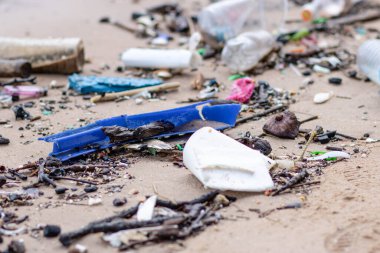 Sahilde çöp. Plaj kirliliği. Plastik şişeler ve deniz sahilindeki diğer çöpler. Karadeniz 'in kirli kumlu kıyıları.