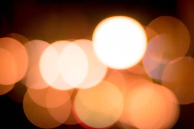 Lokantanın ışıklarını bulanıklaştır. Bokeh 'le kafenin arka planı bulanık. turuncu, kırmızı, açık, mavi, yeşil, pembe.