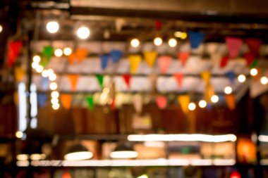 Lokantanın ışıklarını bulanıklaştır. Bokeh 'le kafenin arka planı bulanık. turuncu, kırmızı, açık, mavi, yeşil, pembe.