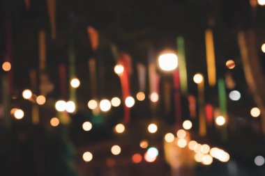 Restorandaki ışıkları bulanıklaştır. Arkaplanı turuncu, kırmızı, açık, mavi, yeşil, pembe bokeh.