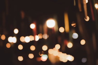 Restorandaki ışıkları bulanıklaştır. Arkaplanı turuncu, kırmızı, açık, mavi, yeşil, pembe bokeh.