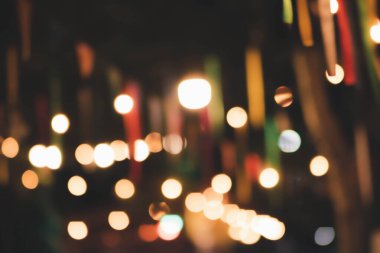 Restorandaki ışıkları bulanıklaştır. Arkaplanı turuncu, kırmızı, açık, mavi, yeşil, pembe bokeh.