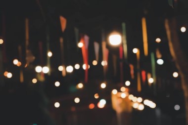 Restorandaki ışıkları bulanıklaştır. Arkaplanı turuncu, kırmızı, açık, mavi, yeşil, pembe bokeh.