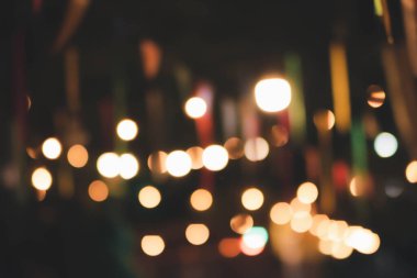 Restorandaki ışıkları bulanıklaştır. Arkaplanı turuncu, kırmızı, açık, mavi, yeşil, pembe bokeh.