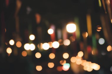 Restorandaki ışıkları bulanıklaştır. Arkaplanı turuncu, kırmızı, açık, mavi, yeşil, pembe bokeh.