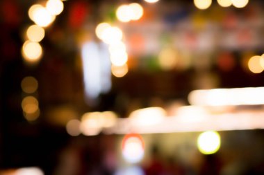 Restorandaki ışıkları bulanıklaştır. Arkaplanı turuncu, kırmızı, açık, mavi, yeşil, pembe bokeh.