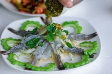 Balık soslu karides, sıcak ve baharatlı, balık soslu deniz mahsulü Thai (balık soslu baharatlı karides) bulanık ve seçici odaklı, natürmort yaşam, imaj ve natürmort besin.