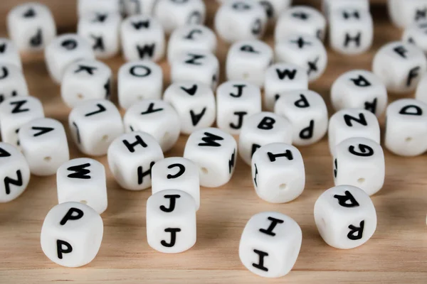 木制背景的文本骰子立方体概念 字母脚本字母表 地板上钉的字母表块 — 图库照片